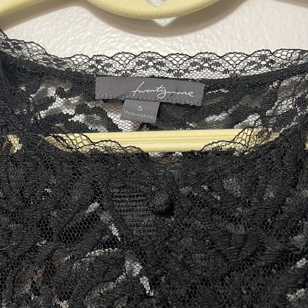 Pretty lace dress. Off white lining. Size small - Picture 3 of 5